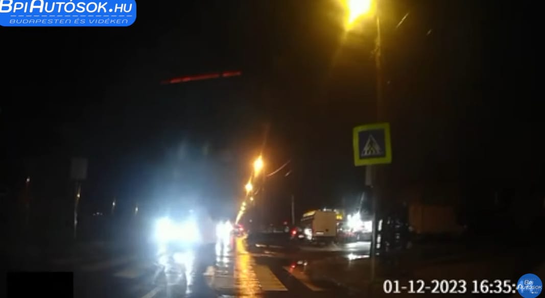 Majdnem elütötte a babakocsiban ülő gyereket a zebrán lassítás nélkül továbbhajtó autós