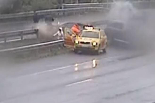 Közel volt a tragédia, amikor belecsapódott egy autómentőbe egy kocsi az M0-son – videó
