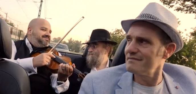 Itt egy új Pajor Tamás-klip, amiben ráadásul feltűnik Geszti, Szikora és Varga Miklós is