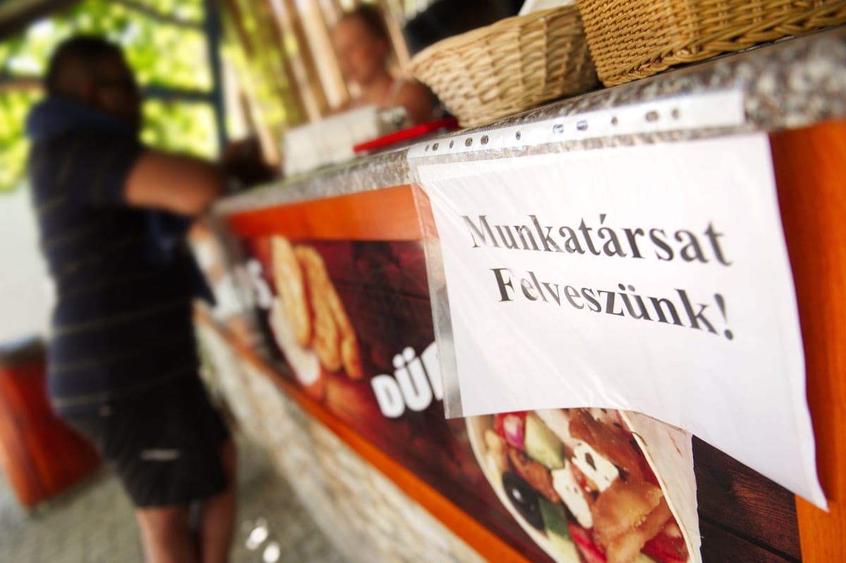 Már most keresik a munkaerőt a Balatonra