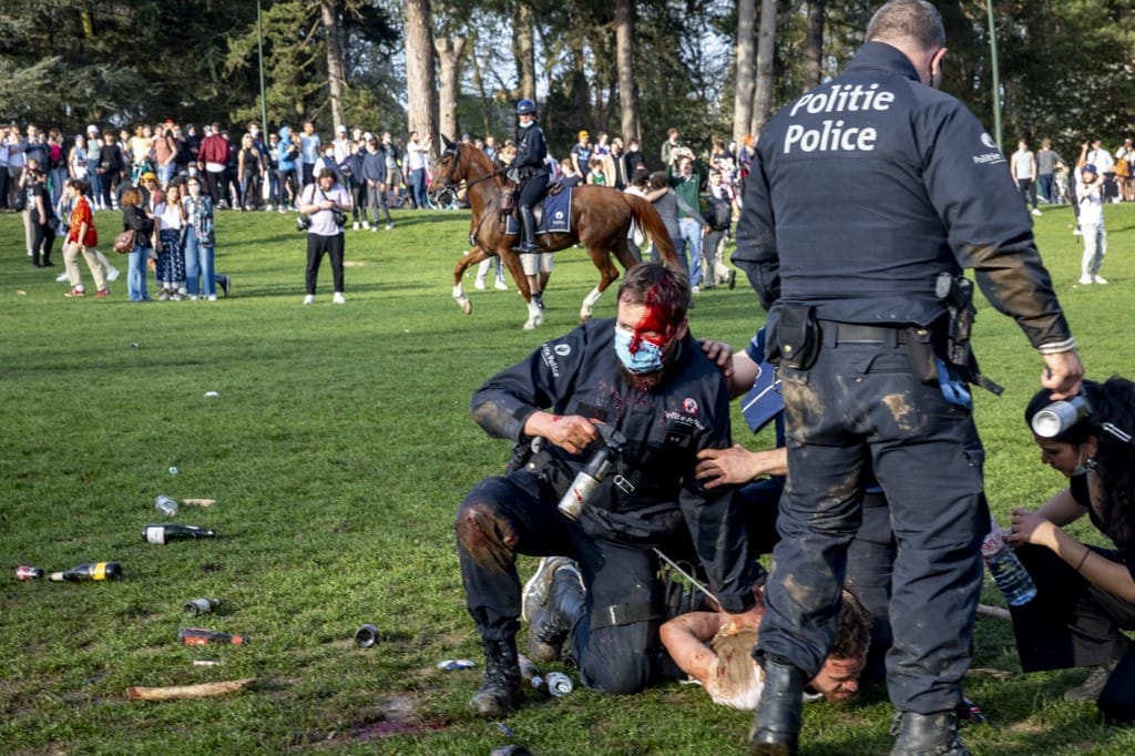 Áprilisi tréfának indult, véres tömegoszlatással ért véget egy illegális buli Brüsszelben