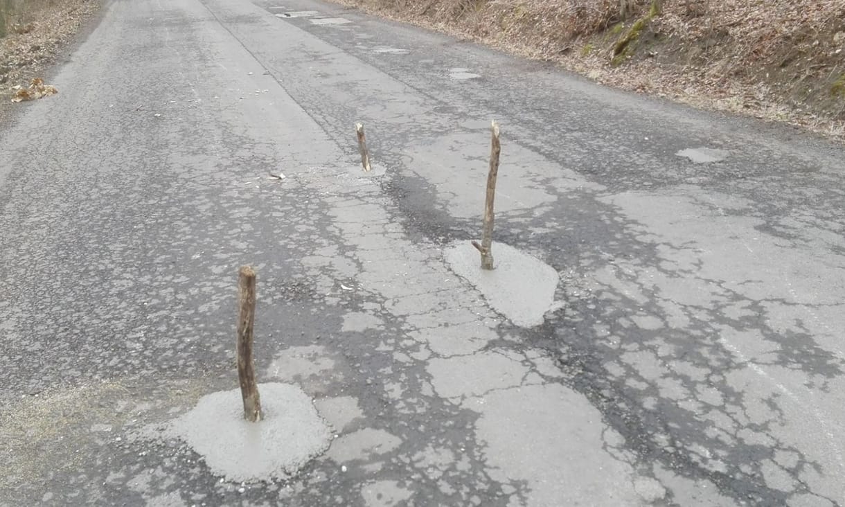 Nagyon beteg és veszélyes: faágakat és szemetet szúrtak a frissen betonozott kátyúkba