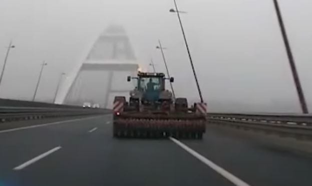 Traktort fogtak az M8-as autópályán