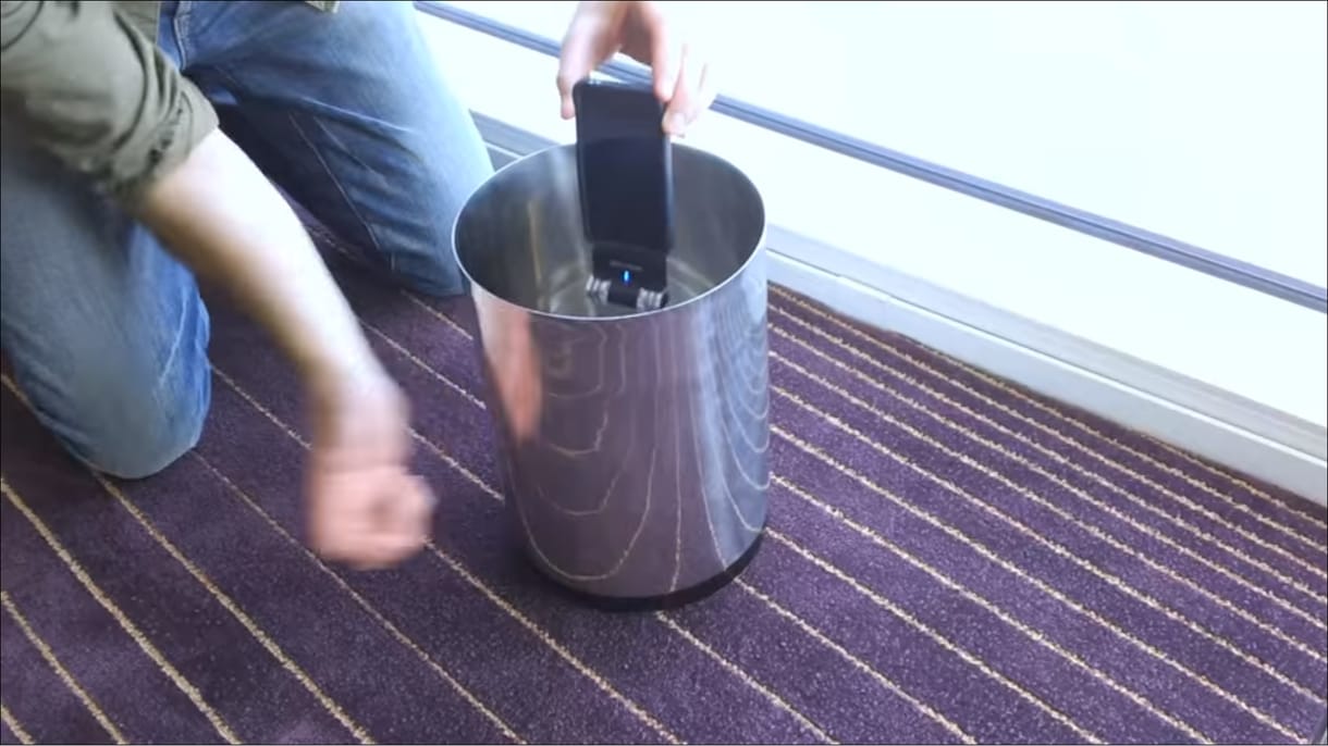 Hihetetlen zenét ír egy férfi falevélre és kávéfőzőre