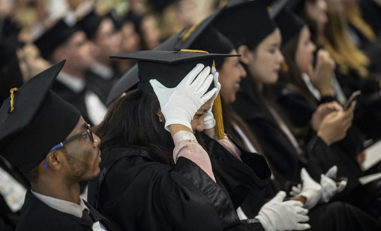 Nehezített pálya várja a család első diplomájára hajtó nőket Magyarországon