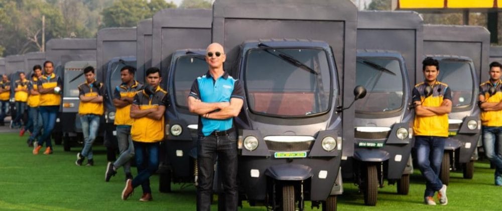 Büszkén feszít Jeff Bezos elektromos riksahadserege élén