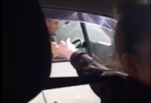 Ilyen is ritkán látni: 112 km/h-nál próbált csajozni a sofőr – videó