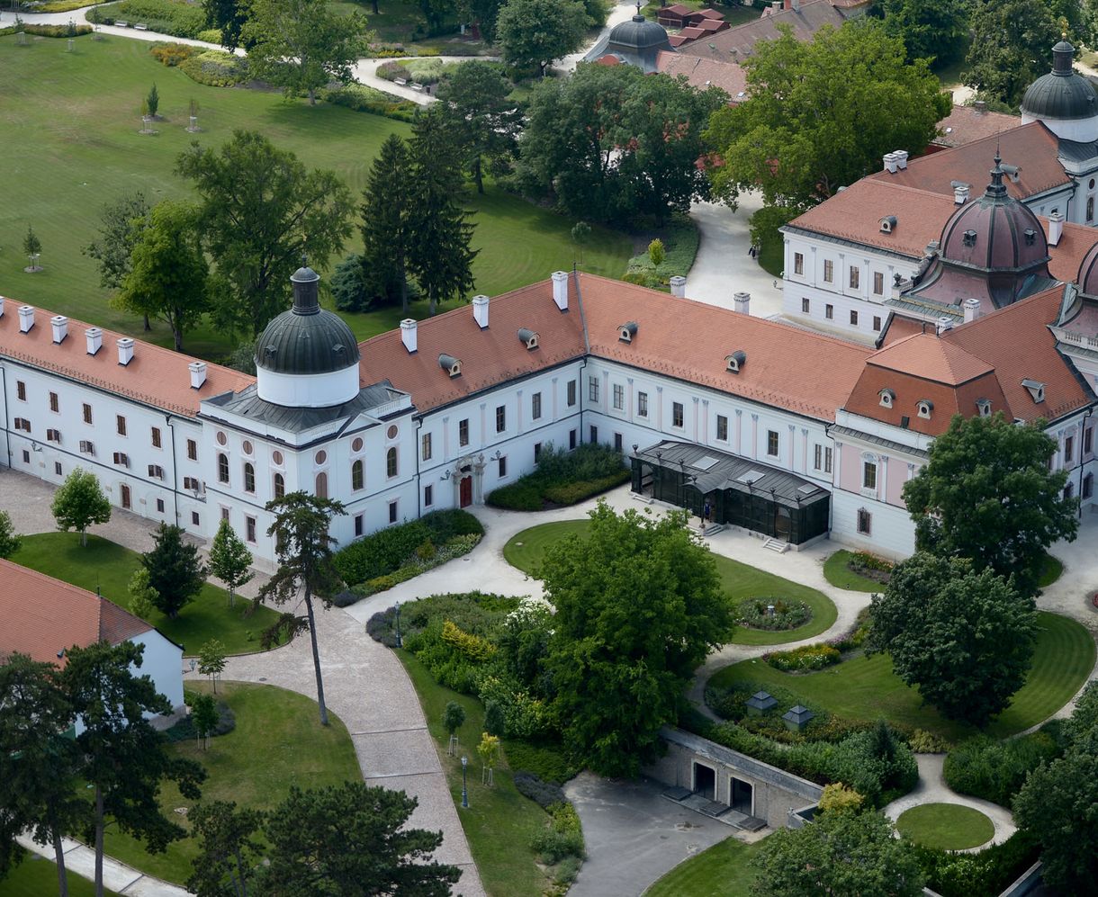 Csak úgy szórja klientúrájának a műemlékeket az Orbán-kormány