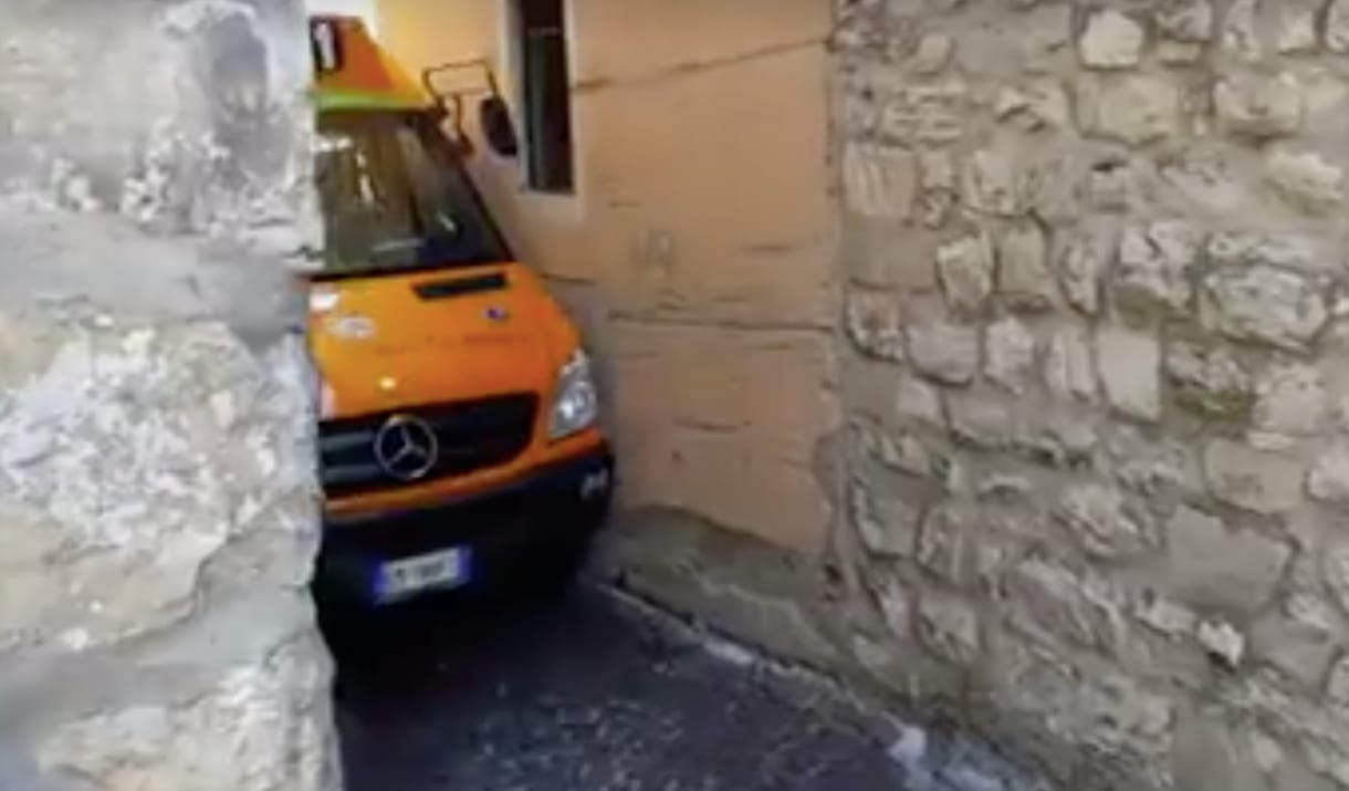 Azt hiszi, az olaszok rosszul vezetnek? Ez a sofőr megcsinálta a lehetetlent – videó
