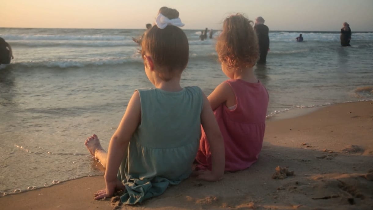 Évek óta először lehet fürdeni a Gázai övezet strandjain – videó