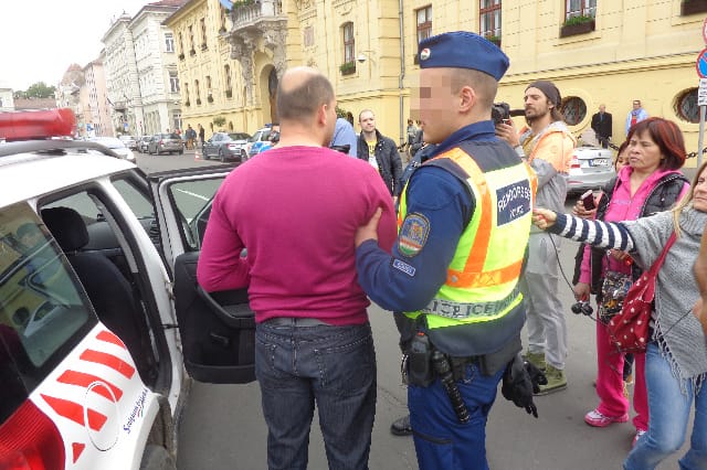Rendőrök vitték el Botka irodájától a tiltakozó kereskedők képviselőjét