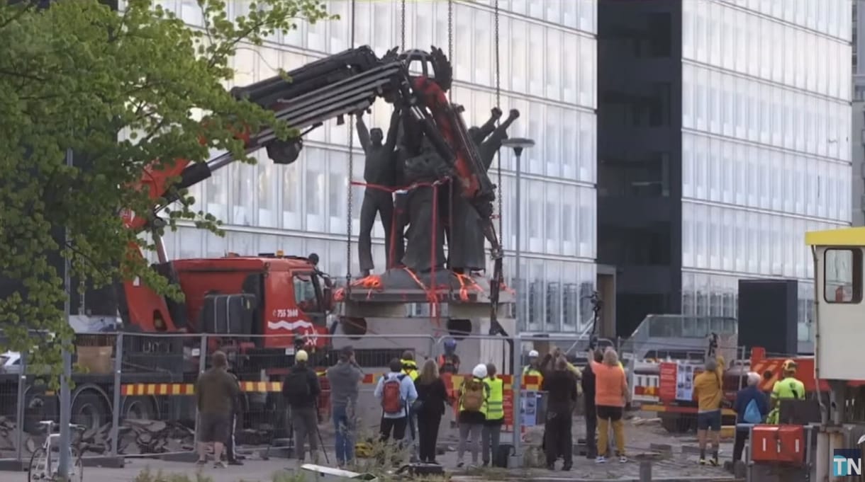 Elvittek Helsinki főteréről egy 6,5 méteres szovjet emlékművet – videó