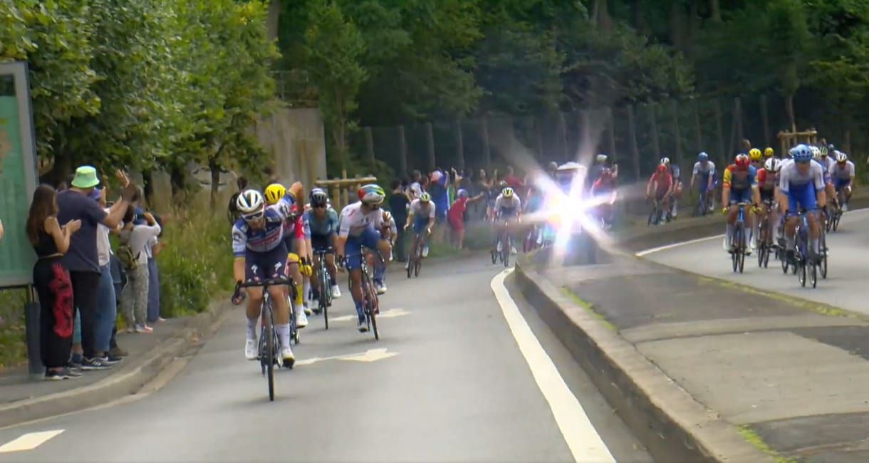 Tette a dolgát a traffipax: a Tour de France mezőnyét is végigvillogtatta