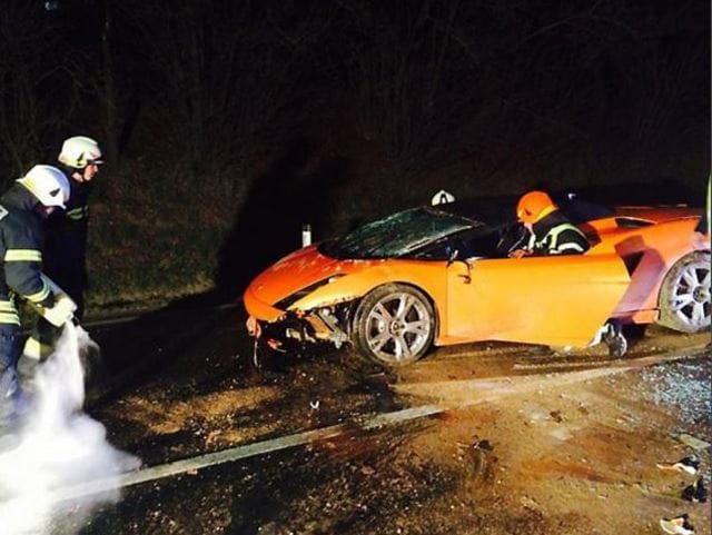Szervizalkalmazott borított tetőre egy Lamborghinit Ausztriában – fotók