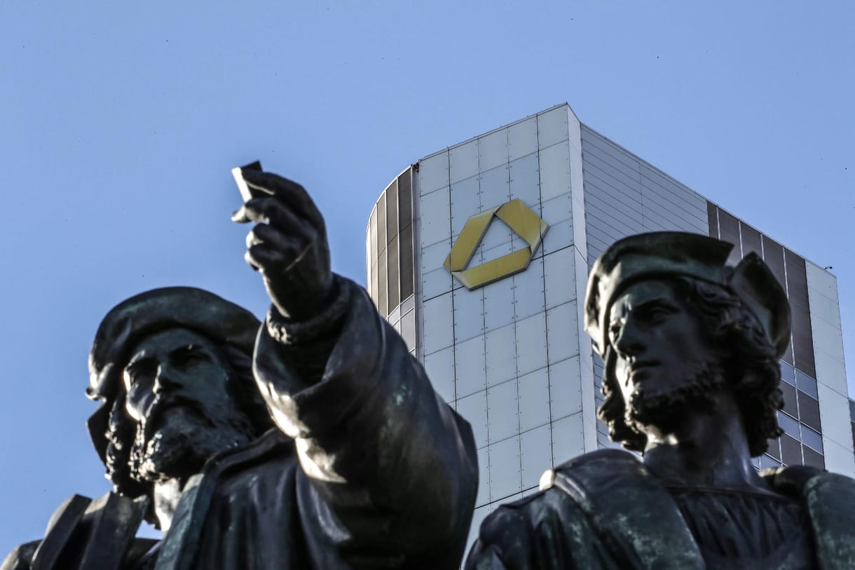 Kétségbeesetten küzd a német kormány, hogy megvédje a Commerzbankot a bankvilág Cristiano Ronaldójától