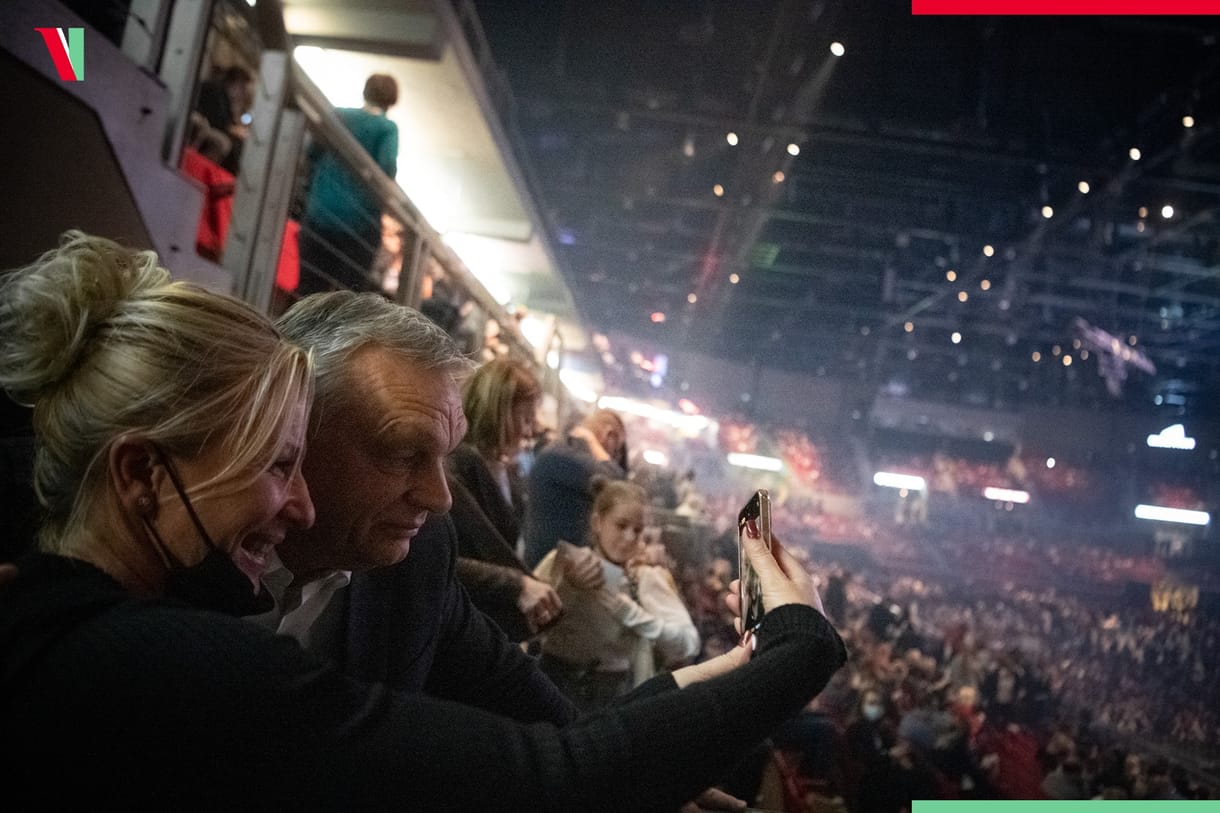 A maszk nélküli Orbán Viktor mindent elárul a kormány taktikájáról az omikron ellen