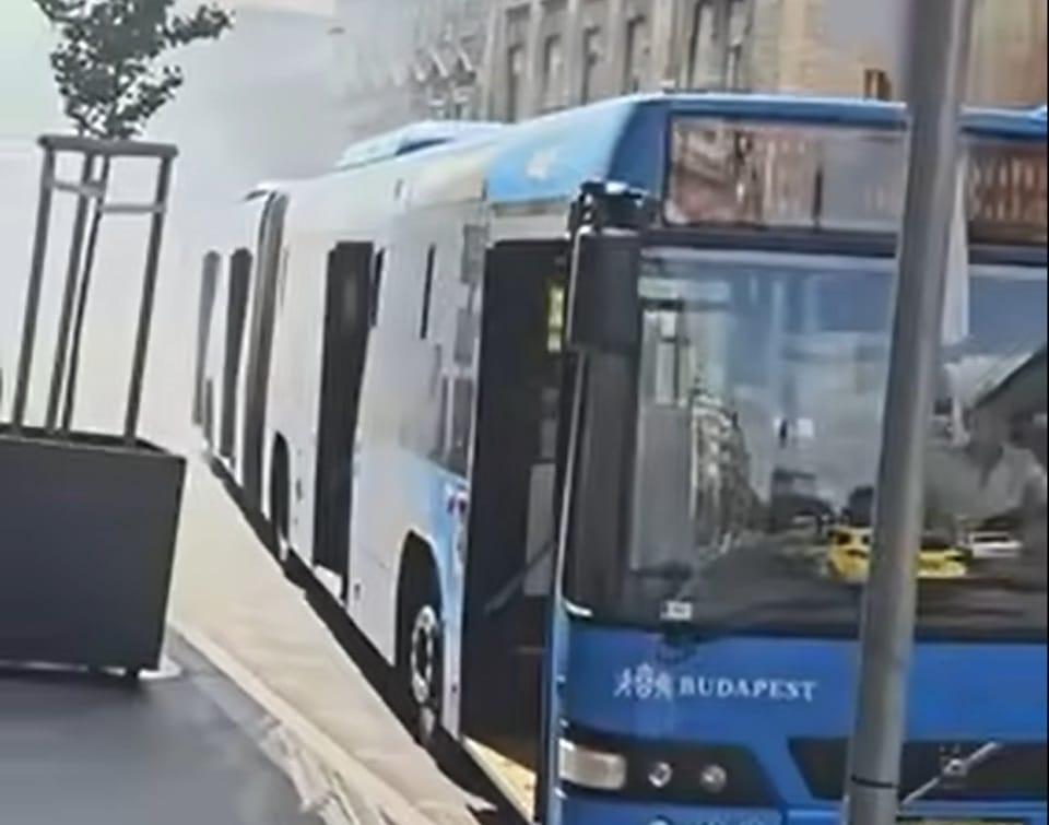 Megint elfüstölt egy busz Budapesten - videó