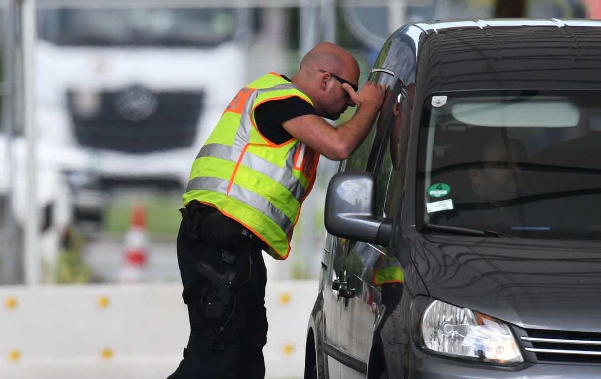 Németország hat hónapra visszaállítja az ellenőrzést a szárazföldi határátkelőin
