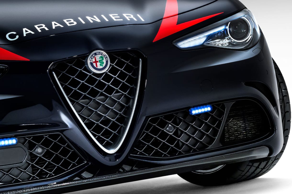 1770 darab csendőr Alfa Romeo Giulia húzza ki a bajból az olasz sportlimuzint