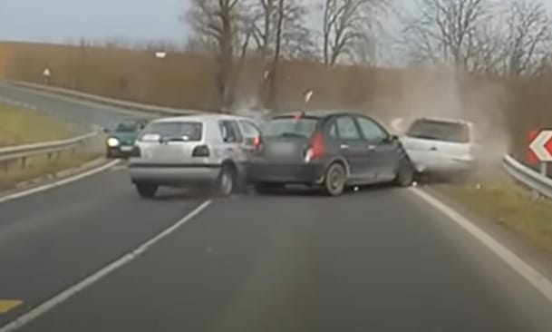 Hatalmas baleset lett egy záróvonalas előzésből Dombóvárnál – videó 