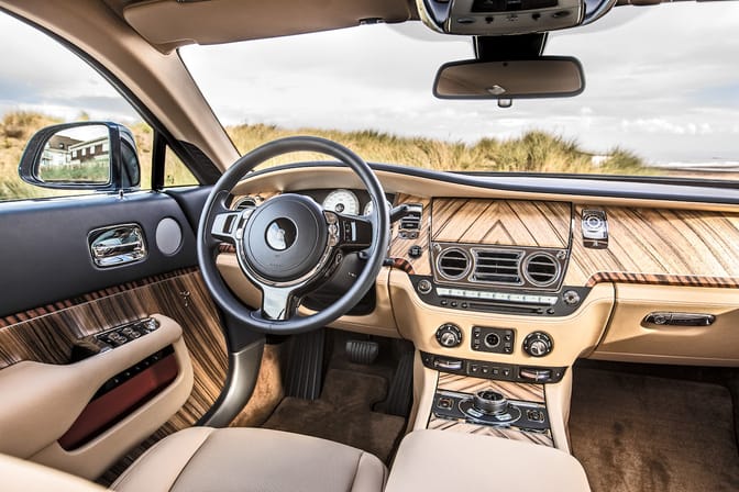 110 millióba kerül egy „hétvége a tengernél”, Rolls-Royce-módra