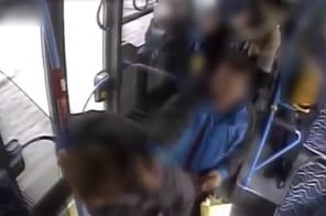 Feladta magát a 7-es buszon gázspray-vel támadó garázda - videó