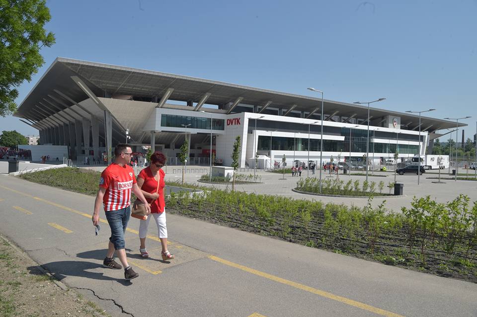 Átadták a DVTK új stadionját. Háromszoros költségek, füttykoncert és vendéggyőzelem