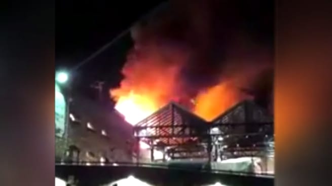 Hatalmas tűz falta fel éjjel a londoni Camden piacot – videó