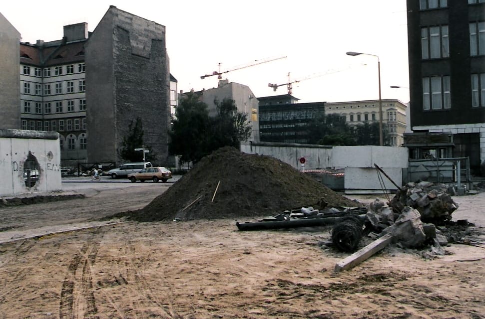 Marxnak annyi, az NSZK-márkát várja az állampárti pince – 