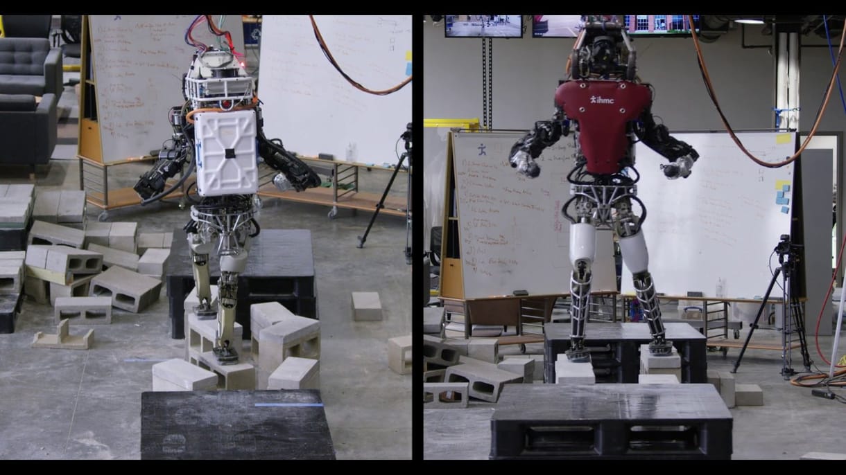 Ez a két robot már majdnem olyan ügyesen sétálgat, mint egy ember