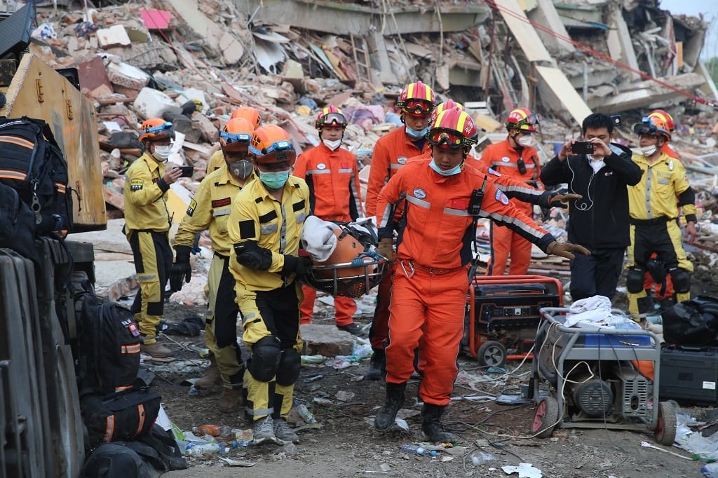 Mindent elmond a mianmari juntáról, hogy a földrengés túlélőit kereső embereket bombázta