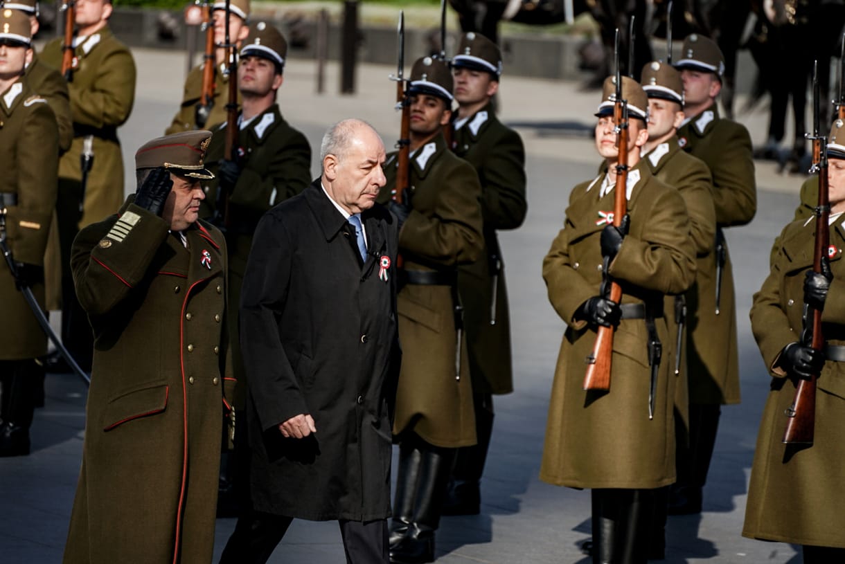 Sulyok Tamás köztársasági elnök és Böröndi Gábor vezérezredes, a Honvéd Vezérkar főnöke érkeznek az ünnepélyes zászlófelvonásra a Kossuth Lajos téren 2024.március 15-én