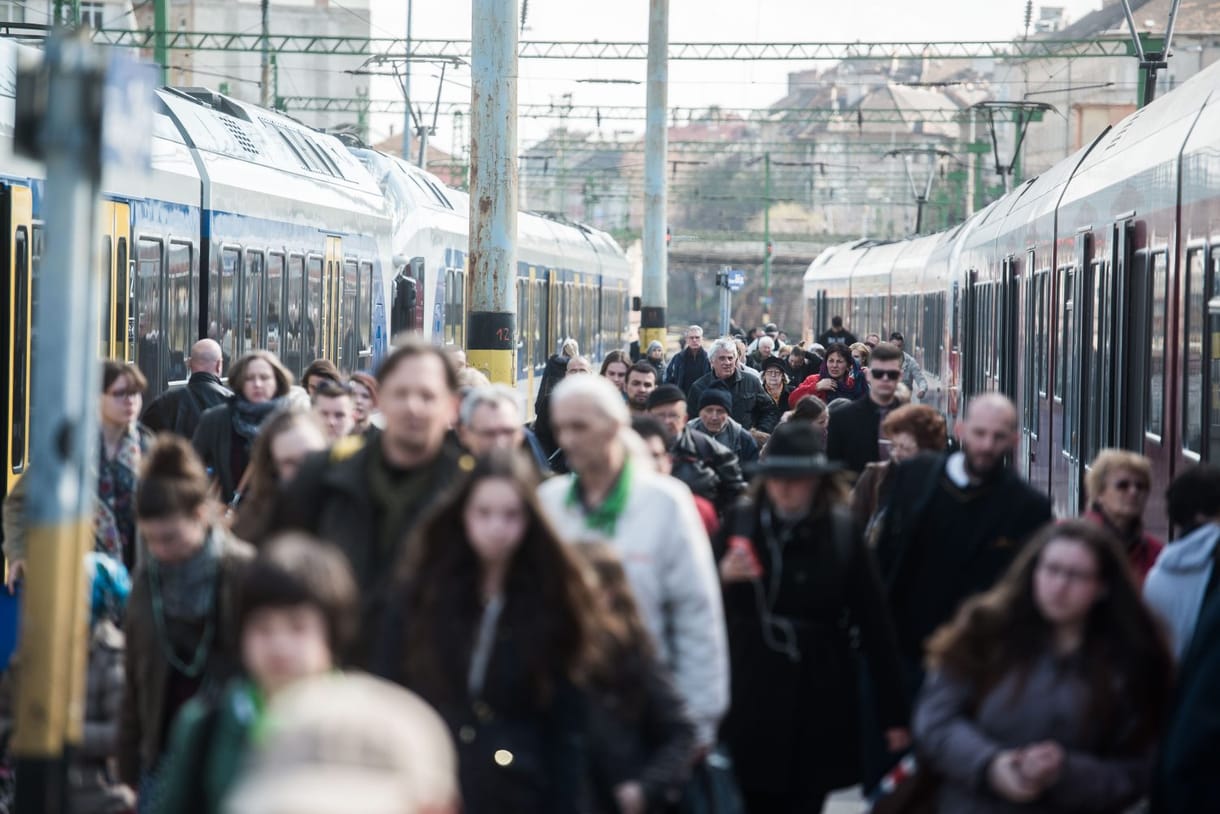 Ötödször is nekiveselkedhet a kormány, hogy egybegyúrja a MÁV-ot és a Volánt