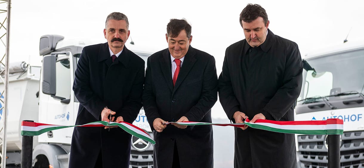 Mától kamionparkolója is van Mészáros Lőrincnek, fel is avatta, ahogy illik