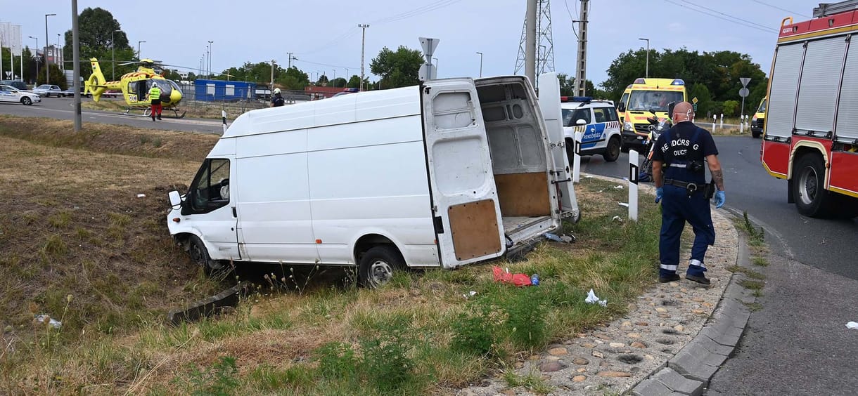 Felborult, fának csapódott, rendőröknek hajtott – Mi állhat az egyre durvábbnak tűnő embercsempész-üldözések mögött?