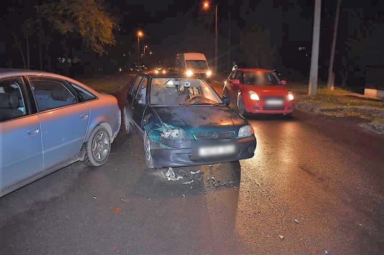 Verekedés lett egy debreceni balesetből, a rendőrök bilincsben vitték el az utast