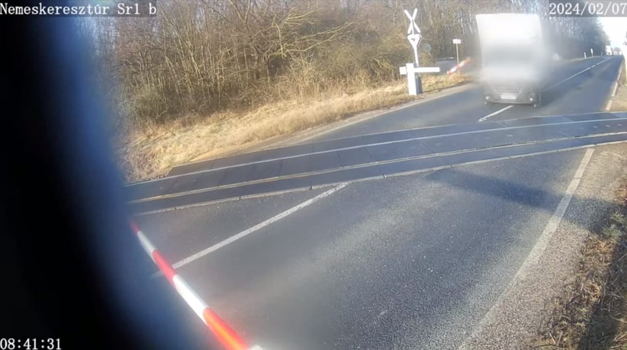 Centiken múlt a vasúti átjáróba beleszántó teherautós élete – videó