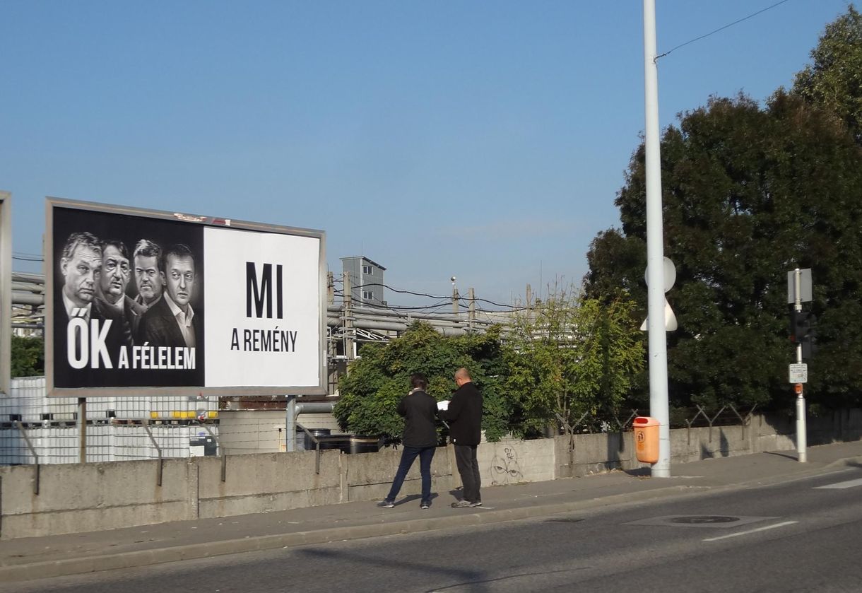 A kormányhivatal is megszólalt a leszedetett névtelen plakátok ügyében