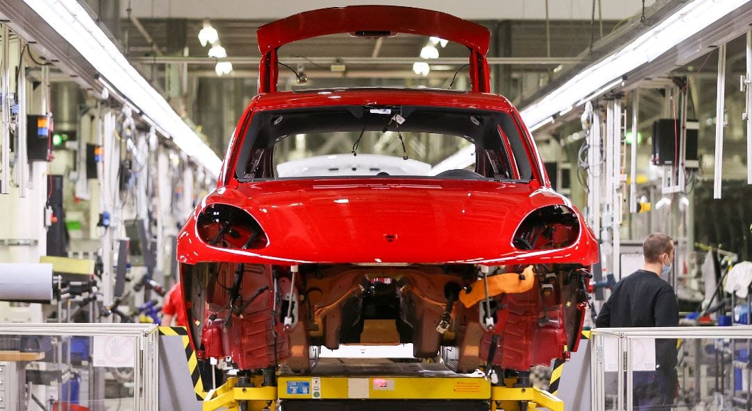 Hétüléses szuperdrága elektromos modellen dolgozik a Porsche