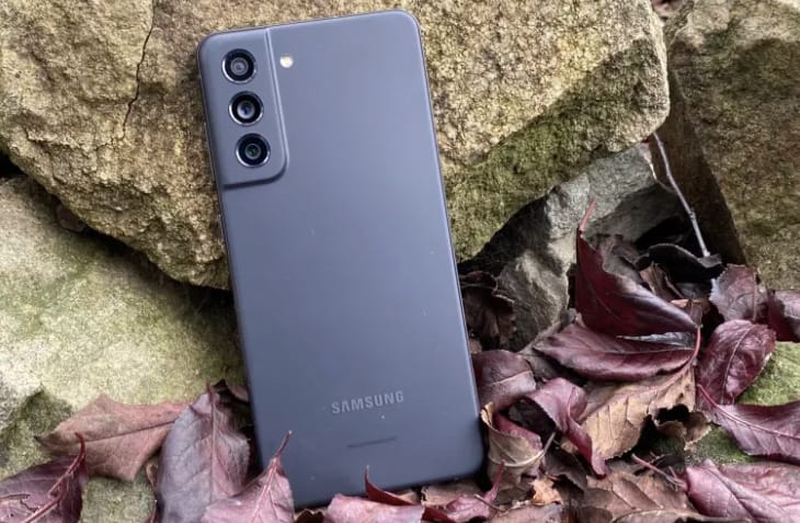 Beperelték a Samsungot, amiért kiírja a telefonjain, hány óráig elég még az akku töltöttsége