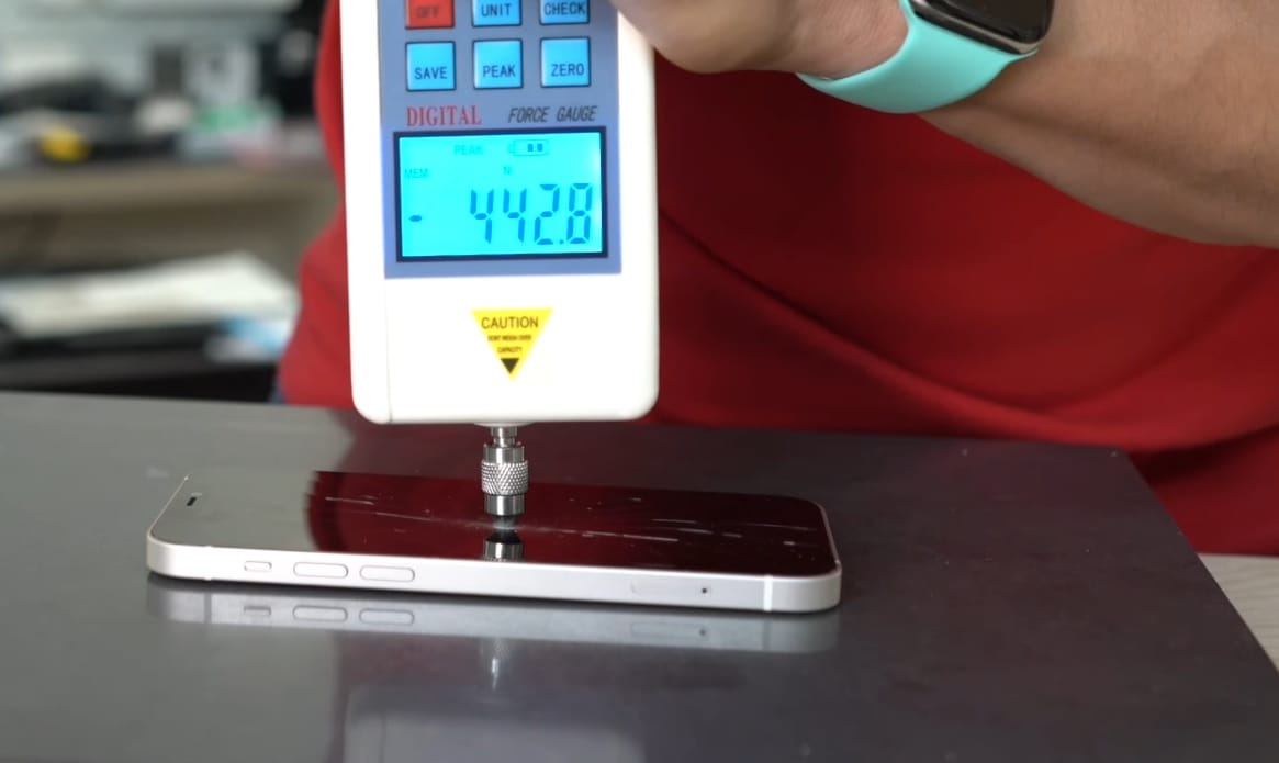 Nem csak marketing: tényleg strapabíróbb az új iPhone kijelzője