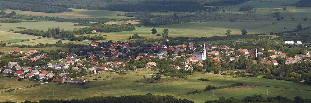 Tizedáron adott telekkel vonzana be fiatal párokat egy fogyatkozó falu a Balaton-felvidéken