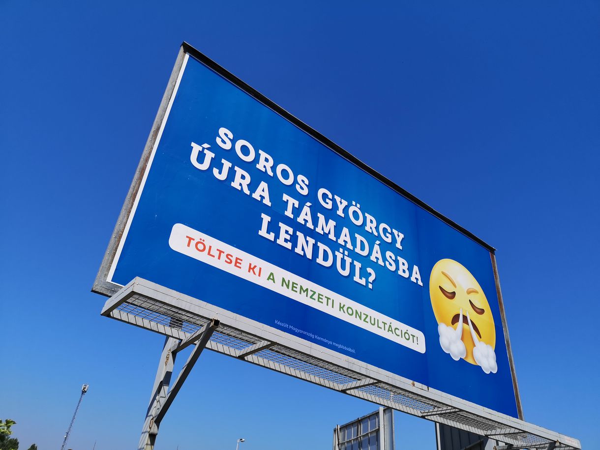 Az én hetem: Krusovszky Dénes óriásplakátokat lát, amiken nem minden gyerek nevet