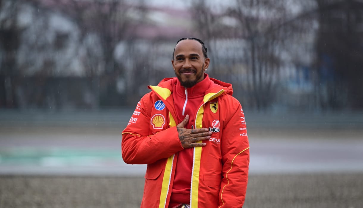Több száz szurkoló gyűlt össze, hogy lássa Lewis Hamilton első ferraris köreit