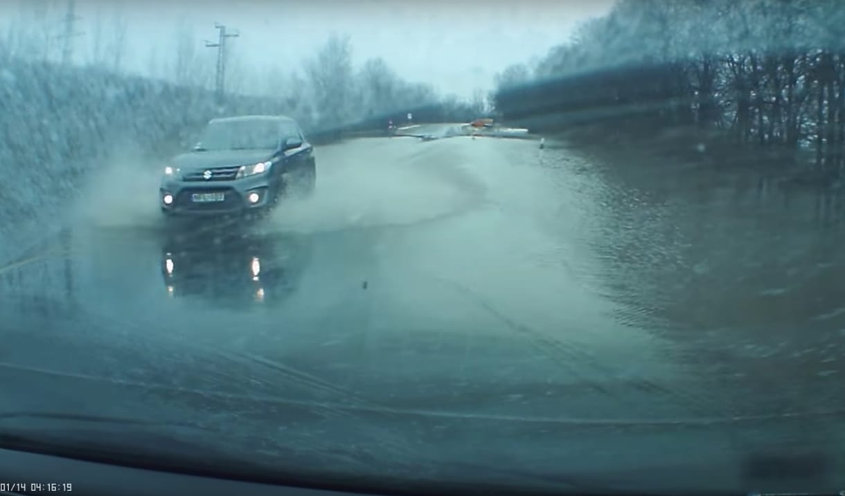 Víz alá került a 3-as főút egy szakasza, de ezt a sofőrt ez nem érdekelte – videó