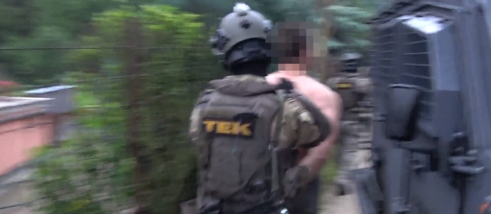 Videó: Így vitték el a korrupt pénzügyőrt és társait
