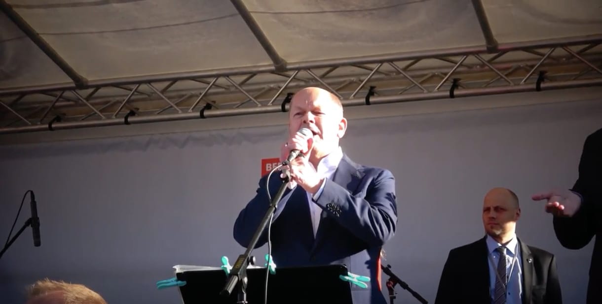 Ritkán látott érzelemkitörés a német kancellártól, amikor betalálták a 