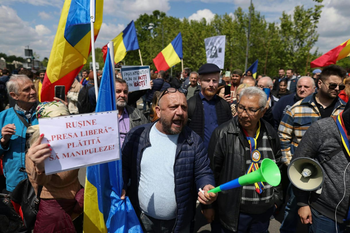 A román szélsőjobb erősödése, a kormányválság és a Böjte-ügy miatt csapdába került az RMDSZ
