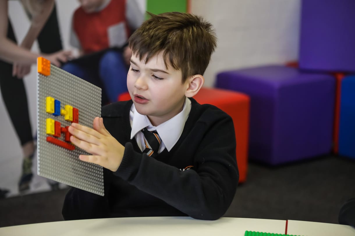 Újít a Lego, vakoknak szánt kockákat adnak ki, amelyekkel megtanulható a Braille-írás
