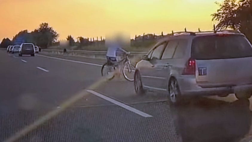 Az M3-as közepén szedegette lerepült biciklijét egy autós – videó